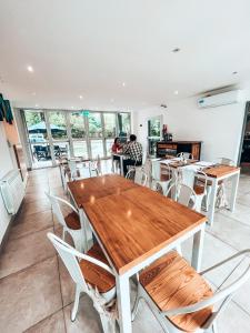 圣洛伦索SIETE LUNAS DE San Lorenzo的配有木桌椅的餐厅