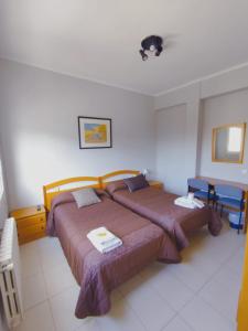 um quarto com duas camas num quarto em Hostal Monteclaro em Ponferrada