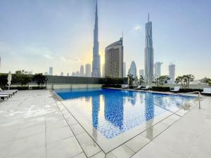 Bazén v ubytování Stunning Burj Khalifa Views 3 plus 1 bed nebo v jeho okolí