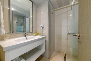 Um banheiro em River Rock Hotel