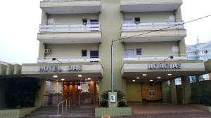 a hotel building with a hotel day sign on it at Hotel das Acacias in São Sebastião do Paraíso