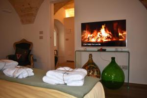 TV a/nebo společenská místnost v ubytování MATTEI LUXURY B&B