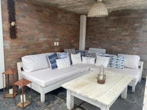 a living room with a white couch and a table at Arenas Garzón A 8 in José Ignacio