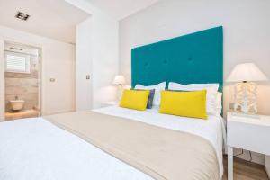 Posteľ alebo postele v izbe v ubytovaní iloftmalaga Deluxe Calle Nueva II + 13 fotografií