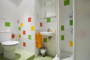 La salle de bains est pourvue de toilettes et d'un lavabo. dans l'établissement Nisia B&B, à Barcelone