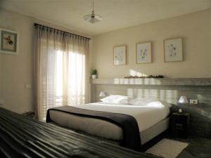 - une chambre avec un grand lit et une fenêtre dans l'établissement La Vita in Campagna, à Villa di Tirano