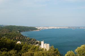 a view of a large body of water at Hotel Bocage in Setúbal