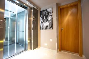 uma cabina de duche ao nível do chão num quarto com uma porta de vidro em Hotel Bocage em Setúbal