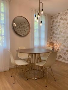jadalnia z okrągłym stołem i krzesłami w obiekcie Superbe appartement en hyper centre w Tuluzie