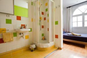 W łazience znajduje się prysznic i umywalka. w obiekcie Nisia B&B w Barcelonie