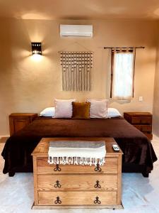 A bed or beds in a room at Hotel Boutique Refugio 41