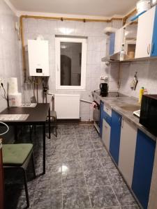 eine kleine Küche mit einem Tisch und einer Arbeitsplatte in der Unterkunft Apartment Ploiesti in Ploieşti