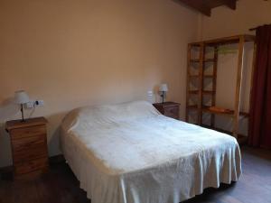 una camera da letto con un letto bianco e uno specchio di Sueño del Bosque a Santa Teresita