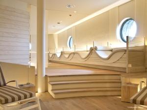 einen Salon mit Treppen und Spiegelreihe in der Unterkunft Zollenspieker Fährhaus in Hamburg