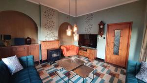 una sala de estar con un sofá y una mesa en Villa Bella Rosa, en De Panne