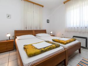 En eller flere senge i et værelse på Apartment Villa Anna-2 by Interhome