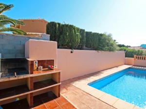 una piscina con parrilla junto a una piscina en Villa Dulce Vida by Interhome, en Casas de Torrat