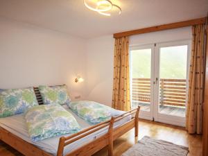 sypialnia z łóżkiem i dużym oknem w obiekcie Apartment Aktiv-3 by Interhome w mieście Huben +22 zdjęcia