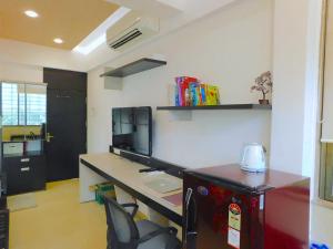 a room with a desk with a computer on it at Apartment In Mumbai City Centre in Mumbai