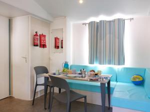 jadalnia z niebieską kanapą i stołem w obiekcie Holiday Home Eden-2 by Interhome w mieście San Felice del Benaco