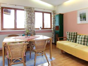 salon ze stołem, krzesłami i kanapą w obiekcie Apartment Aktiv-2 by Interhome w mieście Huben