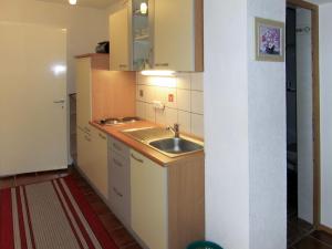 mała kuchnia ze zlewem i blatem w obiekcie Apartment Aktiv-2 by Interhome w mieście Huben +32 zdjęcia