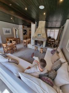 2 niños en un sofá en una sala de estar con chimenea en Tunqueley Hotel en San Martín de los Andes