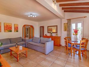 uma sala de estar com um sofá e uma mesa em Villa Enrique by Interhome em Calpe