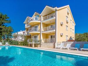 eine Villa mit einem Pool vor einem Gebäude in der Unterkunft Apartment Villa Anna-4 by Interhome in Jadranovo