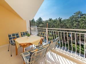 eine Veranda mit einem Tisch und Stühlen auf dem Balkon in der Unterkunft Apartment Villa Anna-4 by Interhome in Jadranovo