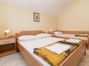 Ein Bett oder Betten in einem Zimmer der Unterkunft Apartment Villa Anna-4 by Interhome