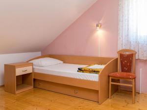 Ein Bett oder Betten in einem Zimmer der Unterkunft Apartment Villa Anna-4 by Interhome