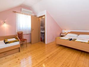 Ein Bett oder Betten in einem Zimmer der Unterkunft Apartment Villa Anna-4 by Interhome