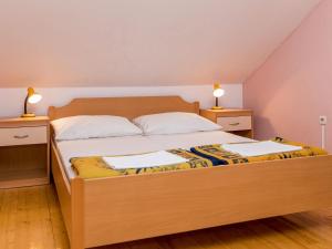 Ein Bett oder Betten in einem Zimmer der Unterkunft Apartment Villa Anna-4 by Interhome