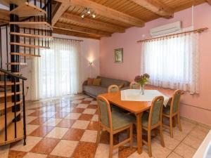Ein Sitzbereich in der Unterkunft Apartment Villa Anna-4 by Interhome