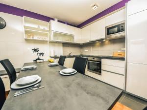 Kuchyňa alebo kuchynka v ubytovaní Apartment Mare by Interhome