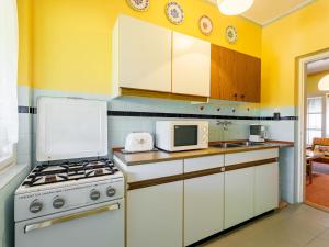 Kuchyňa alebo kuchynka v ubytovaní Holiday Home Canale by Interhome
