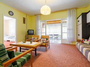 Televízia a/alebo spoločenská miestnosť v ubytovaní Holiday Home Canale by Interhome