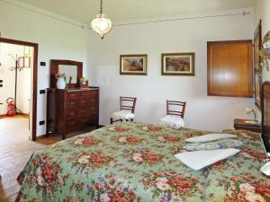 A bed or beds in a room at Villa Le Fonti di Santa Lucia by Interhome