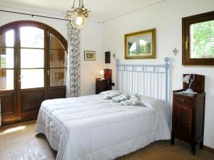 A bed or beds in a room at Villa Le Fonti di Santa Lucia by Interhome
