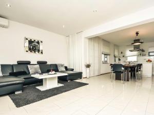 Posezení v ubytování Holiday Home Villa Dalmacija by Interhome