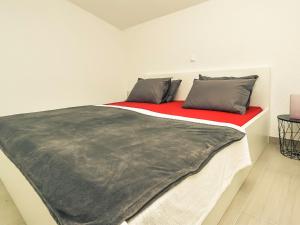 Postel nebo postele na pokoji v ubytování Holiday Home Villa Dalmacija by Interhome