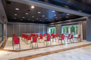 una sala de conferencias con mesa y sillas rojas en Hotel Jerez & Spa, en Jerez de la Frontera 37 fotos más
