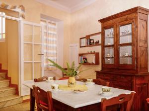 ein Esszimmer mit einem Tisch und einem Porzellankrank in der Unterkunft Apartment Le Volte by Interhome in Pantasina