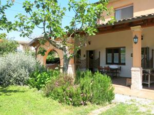 A garden outside Apartment Villa Elster-1 by Interhome
