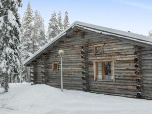 a log cabin in the snow at Holiday Home Sallan savu a by Interhome in Salla