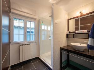 een badkamer met een wastafel en een douche bij Holiday Home Les Cottages des Mûriers by Interhome in Saint-Tropez