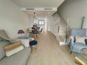 uma sala de estar com um sofá e uma mesa em Apartment Residencial Panoramic by Interhome em Cala de Finestrat