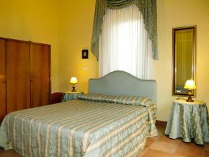 1 dormitorio con 1 cama, 1 ventana y 2 lámparas en Apartment Villa Elster-5 by Interhome, en Collecorvino