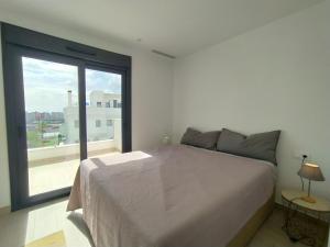 um quarto com uma cama e uma grande janela em Apartment Residencial Panoramic by Interhome em Cala de Finestrat